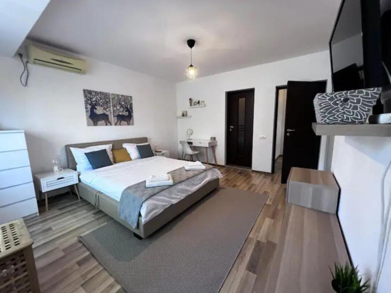 Vila Luminoasa Cu Curte Privata Bucarest Exterior foto