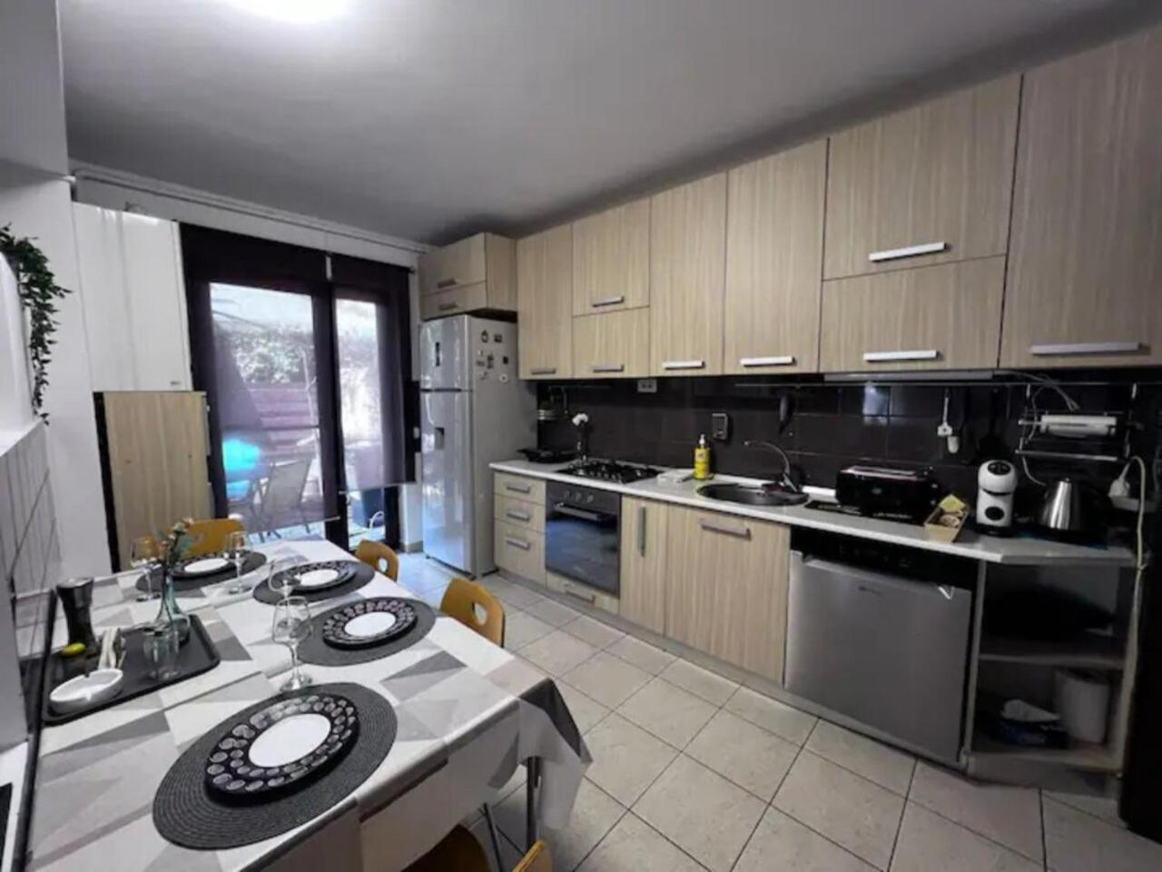 Vila Luminoasa Cu Curte Privata Bucarest Exterior foto