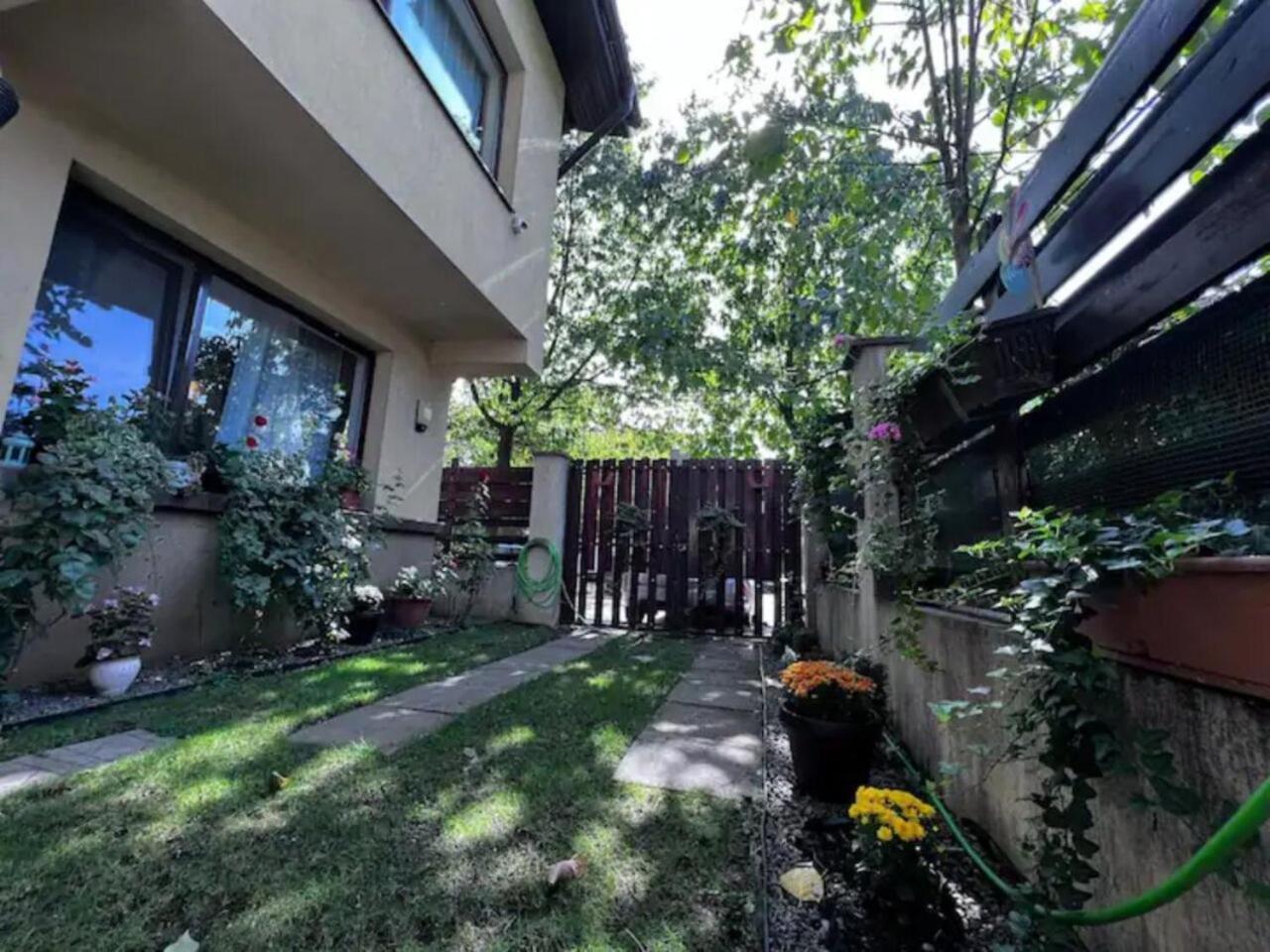 Vila Luminoasa Cu Curte Privata Bucarest Exterior foto